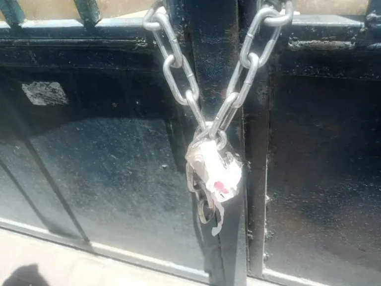 غلق وتشميع حمام سباحة وإنذار منشآت مخالفة لتقنين أوضاعها بنجع حمادي قنا