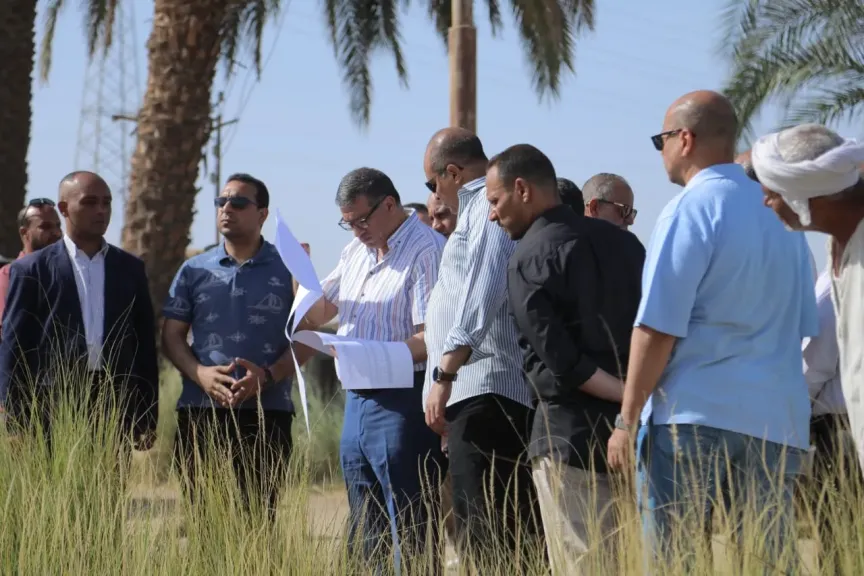 محافظ قنا يتفقد الحملة الميكانيكية والترعة المغطاة بنقادة ويتابع الخطة الإستثمارية للطرق 2026/2027