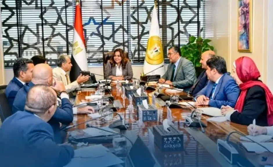 وزيرة المحليات والبيئة ومدير مركز ”سيداري”يبحثان تطوير ”البلوهول”بجنوب سيناء وتحويلها لوجهة عالمية للسياحة البيئية