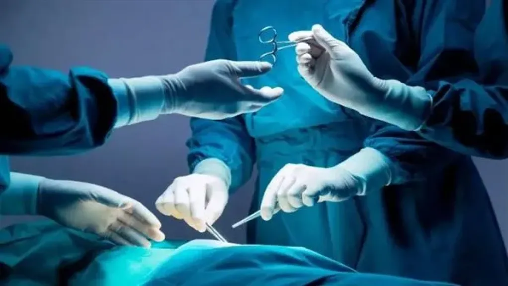 القبض على جراح قلب شهير بتهمة تزوير مؤهله الدراسي