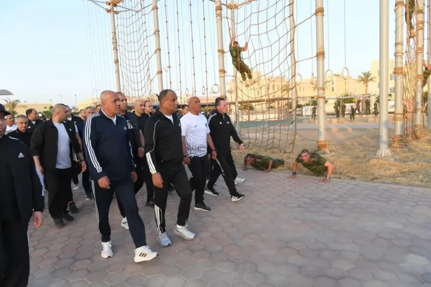 وزير الدفاع وعدد من الوزراء يتفقدون منظومة الإعداد والتأهيل لطلبة الكليات العسكرية والدورات المدنية