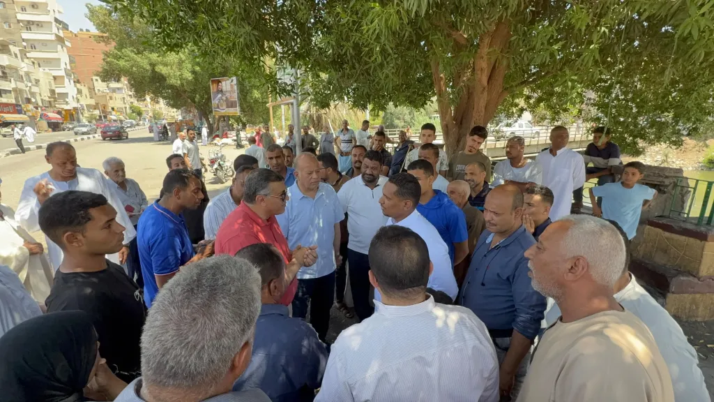 محافظ قنا يقوم بجولة بشوارع مدينة قنا ويوجه بالإهتمام بالنظافة العامة ورفع الإشغالات ومراجعة تراخيص الأكشاك