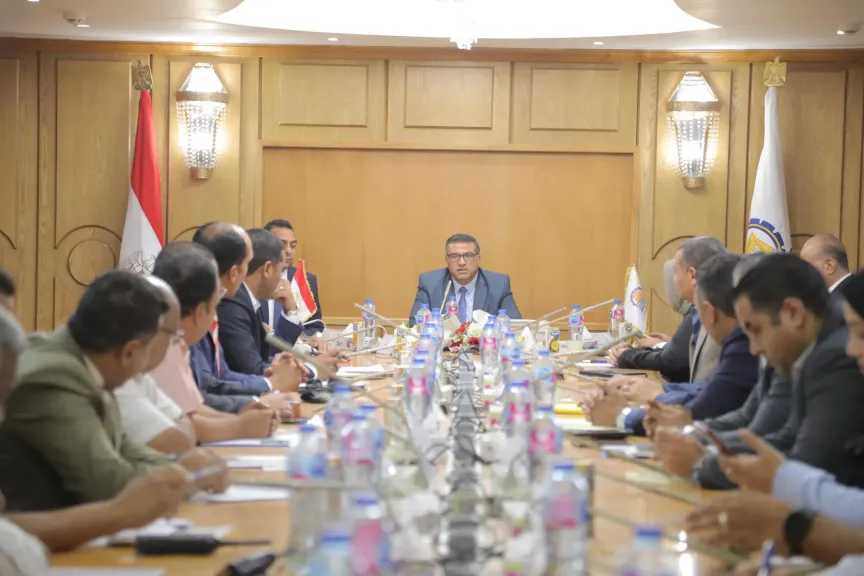 محافظ قنا يبحث مع شركة الغاز الحديثة ”مودرن جاس” وأعضاء البرلمان خطط التوسع في مشروعات الغاز بالمحافظة