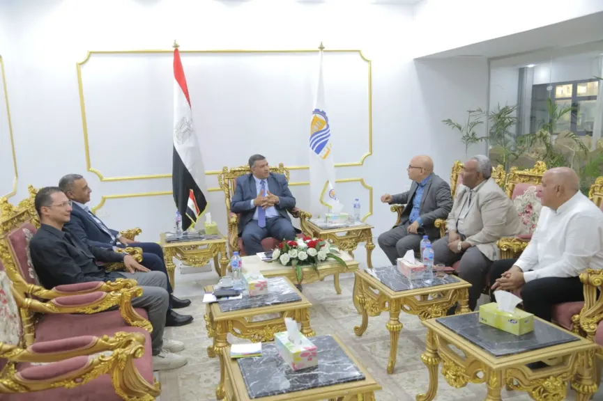 محافظ قنا يستقبل رئيس هيئة مشروعات الصرف لبحث ومناقشة المشروعات المشتركة