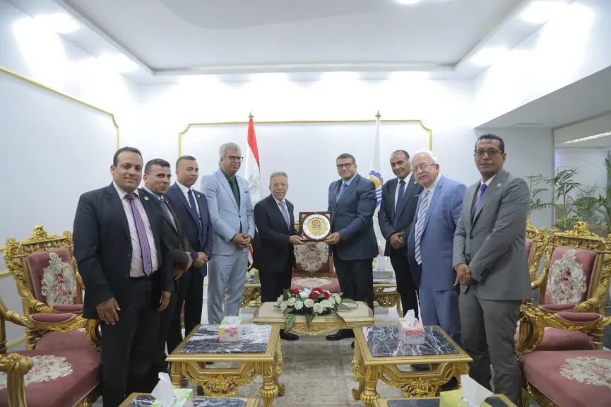 محافظ قنا يبحث تعزيز التعاون المشترك ودعم القطاع الطبي مع النقيب العام لأطباء مصر