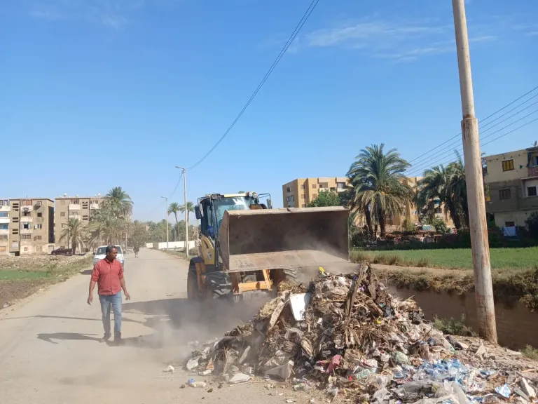 رفع 97 طن من مخلفات البناء في حملة مكبرة بقوص بقنا