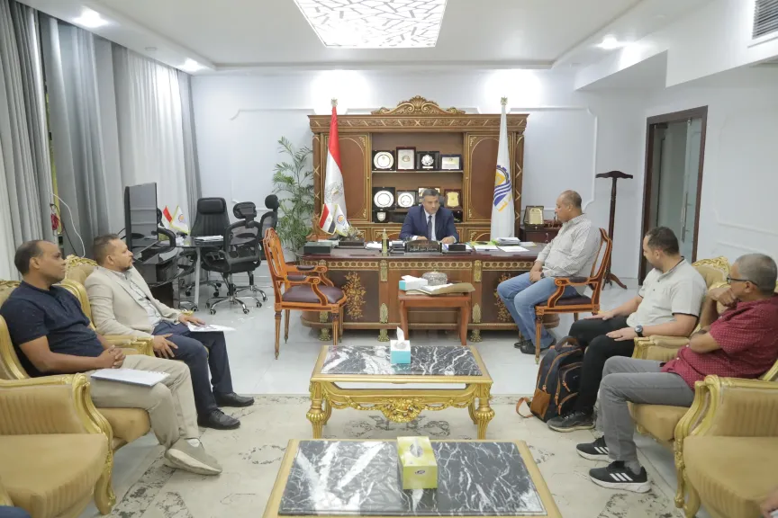 محافظ قنا يتابع إصلاح إنهيار جسر طراد النيل بنجع حمادي مع لجنة الري ومعهدي بحوث النيل والانشاءات