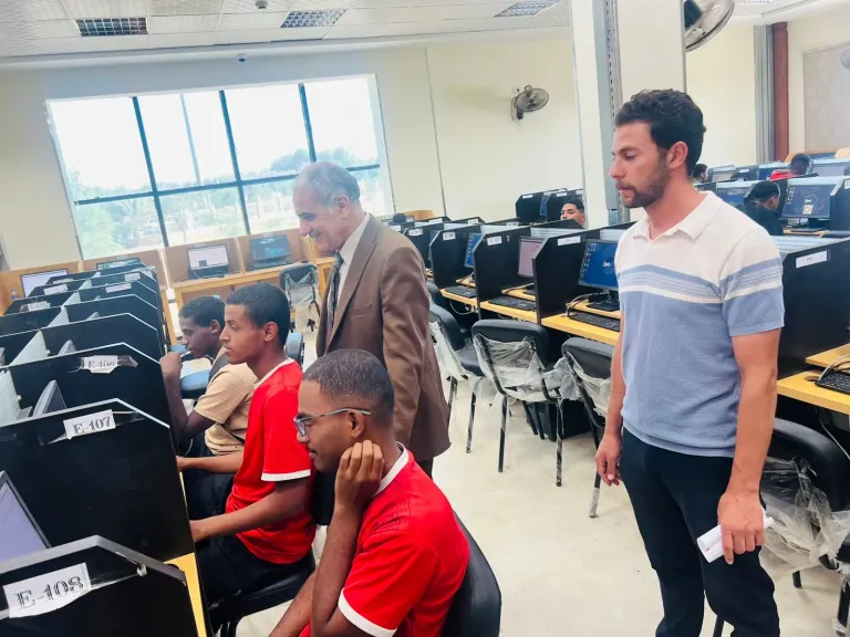 رئيس جامعة أسوان يتفقد امتحانات كلية علوم الرياضة ويؤكد جاهزية منظومة الاختبارات الإلكترونية