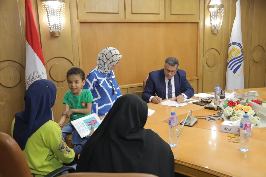 محافظ قنا يناقش 301 شكوى وطلب للمواطنين ويوجه بحلول عاجلة خلال لقاء المواطنين الإسبوعي