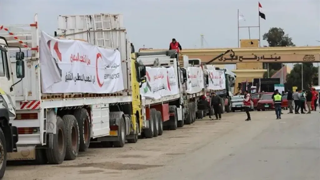 الهلال الأحمر المصري يطلق قافلة ”زاد العزة” الـ 210 حاملة المساعدات لدعم الأشقاء الفلسطينيين