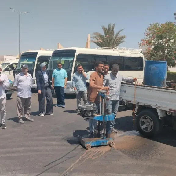 تمهيداً للإستلام الإبتدائي للمشروع ..إختبارات فنية بطريق الموتيلات بشرم الشيخ للتأكد من المطابقة للمواصفات القياسية