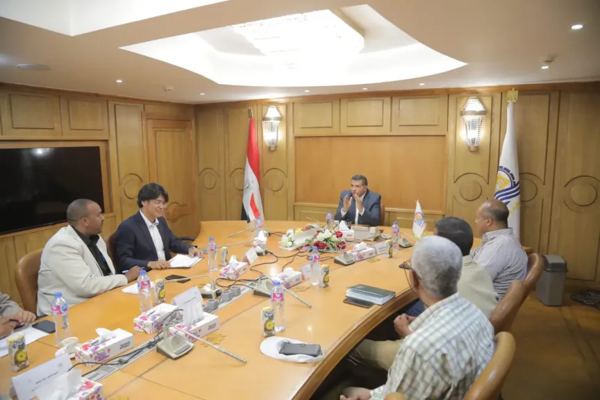 محافظ قنا يبحث مع شركة بيكو للخدمات الزراعية والإستشارية والخبير الياباني تطبيق نظم الري الحديث
