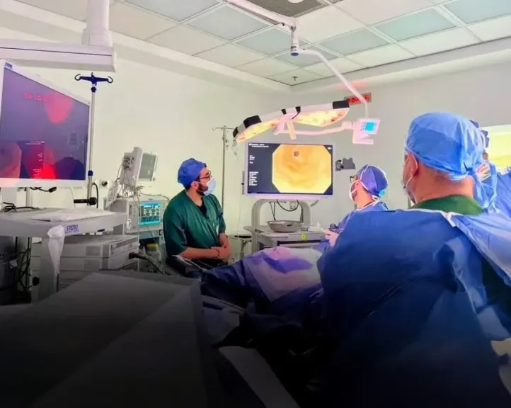 مجمع الفيروز الطبي بالطور ينجح في إجراء ٣ جراحات أورام دقيقة ومتقدمة بإستخدام أحدث الأساليب بالمنظار الجراحي