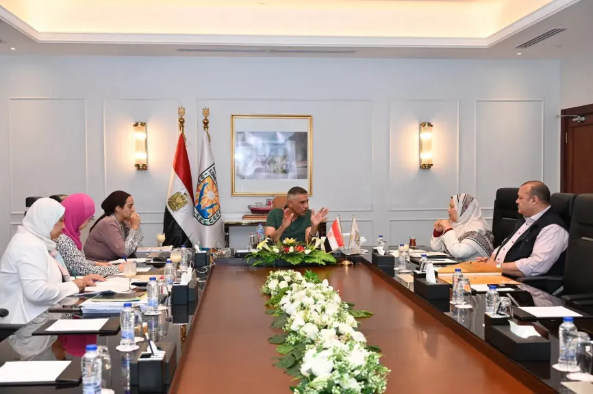 محافظ جنوب سيناء يبحث تطوير منظومة الإسكان والمرافق وتحديد أولويات توصيل الخدمات بالمدن
