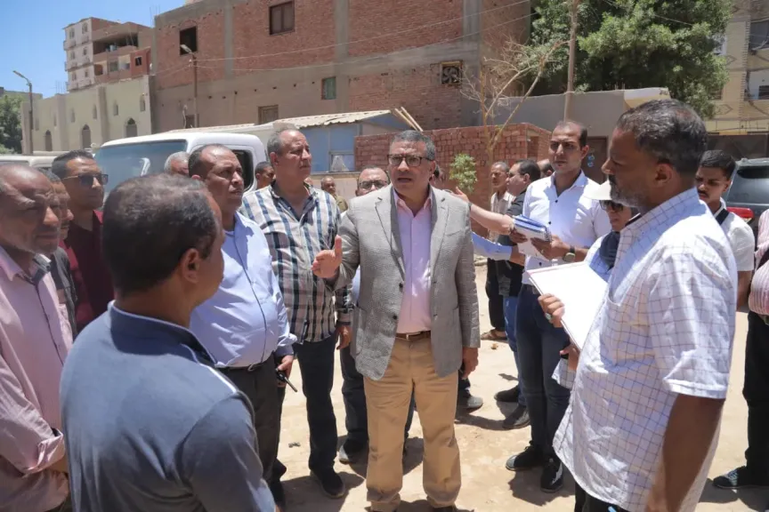 محافظ قنا يجري جولة ميدانية بشوارع نجع حمادي لمتابعة مشروعات الرصف وتطوير الخدمات