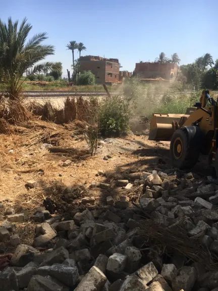محافظ قنا يشدد على إزالة فورية لتعدٍ على حرم أراضي أملاك الري بقرية الشعانية نجع حمادي