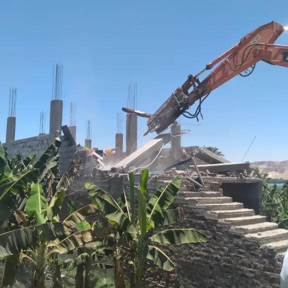 الأجهزة التنفيذية بقنا تقود حملات مكبرة لإزالة التعديات على أراضي أملاك الري والأراضي الزراعية بنجع حمادي