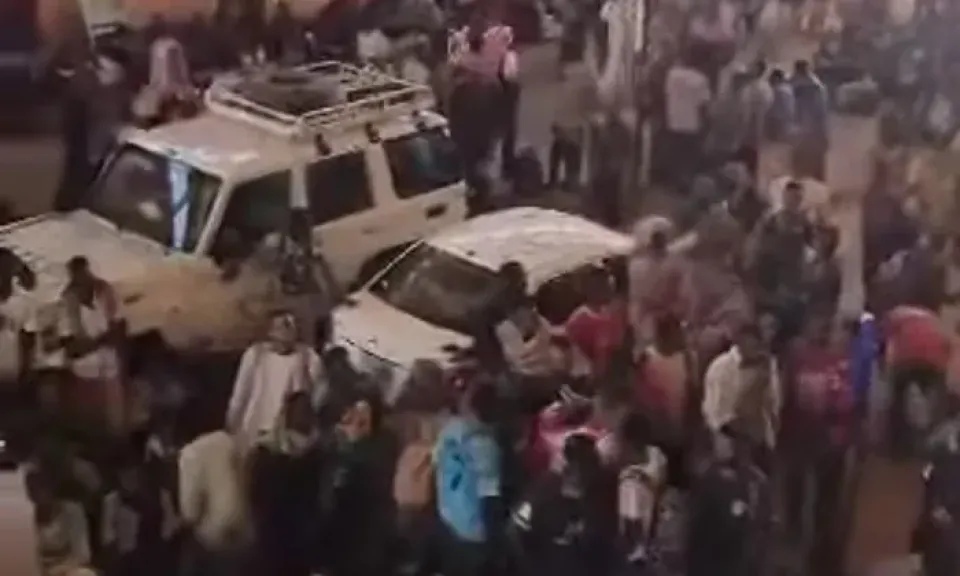 استقبال 26 أتوبيسًا بمعبر أرقين تقل أكثر من 2500 من عمال تعدين الذهب السودانيين المبعدين من مصر
