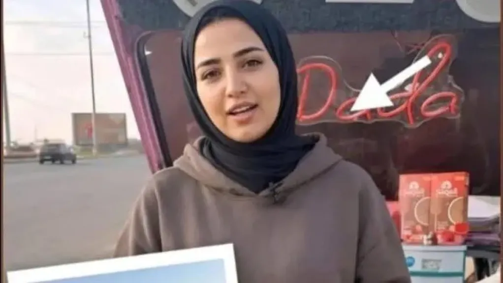  فتاة شاي حدائق الأهرام