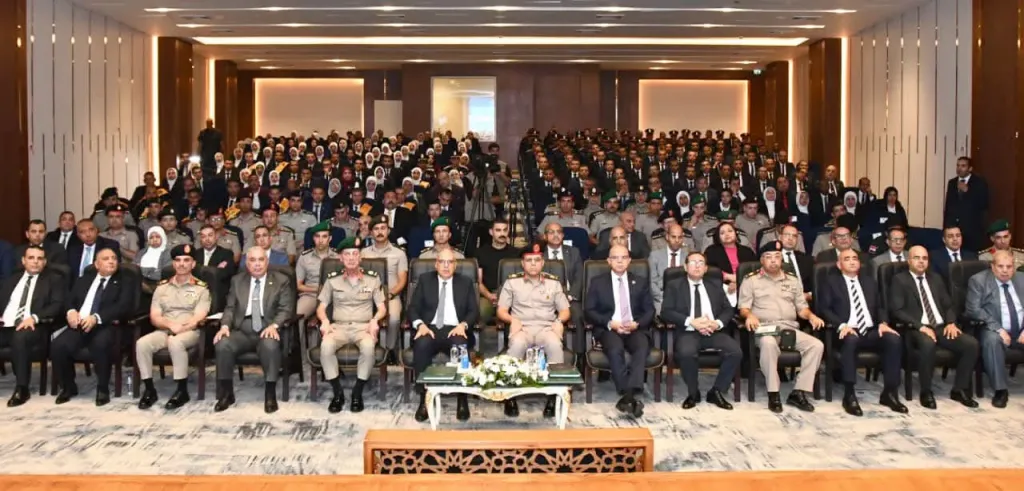 الأكاديمية العسكرية تحتفل بتخرج الدورة التدريبية المجمعة للمرشحين بعدد من الوزارات بعد إنتهاء من تأهيلهم