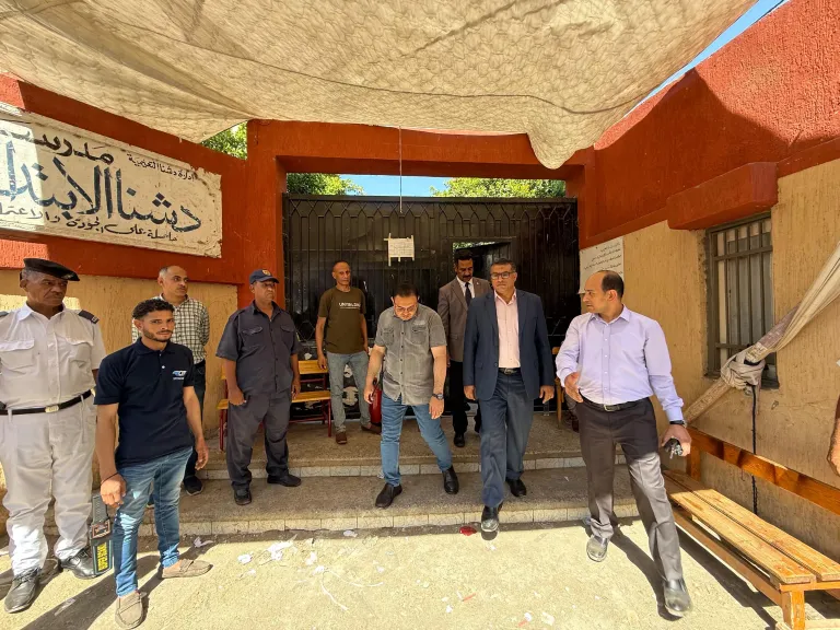 محافظ قنا يتابع سير إمتحانات الثانوية العامة بلجنة مدرسة دشنا الإبتدائية بنين