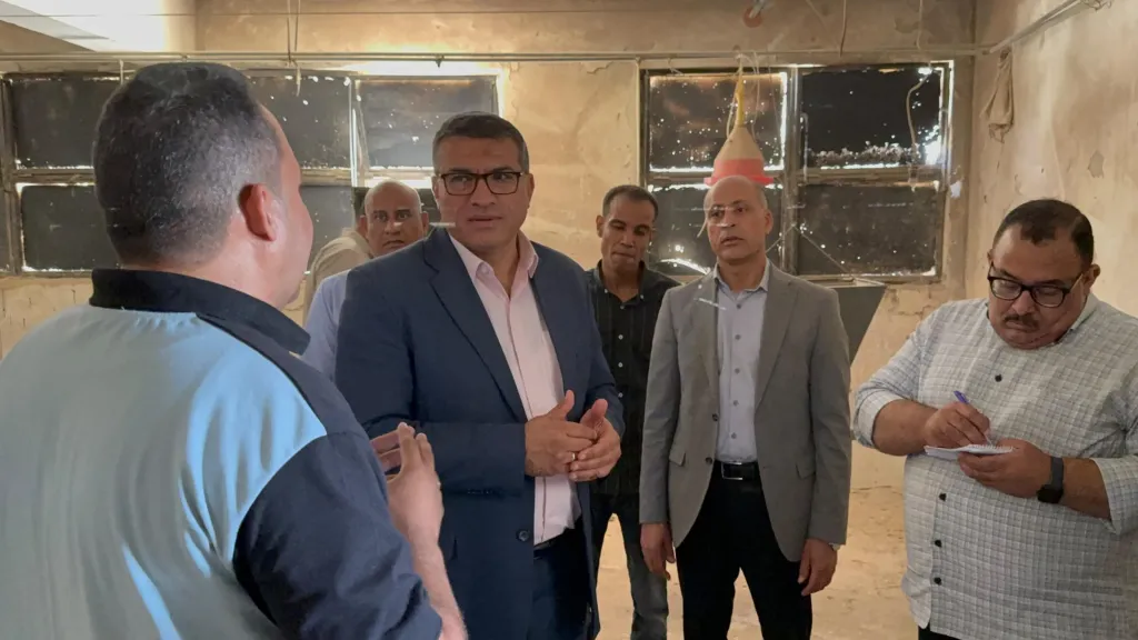 محافظ قنا يقوم بجولة ميدانية للحملة الميكانيكية ومحطة تربية الدواجن ومحطة تسمين العجول بالوقف