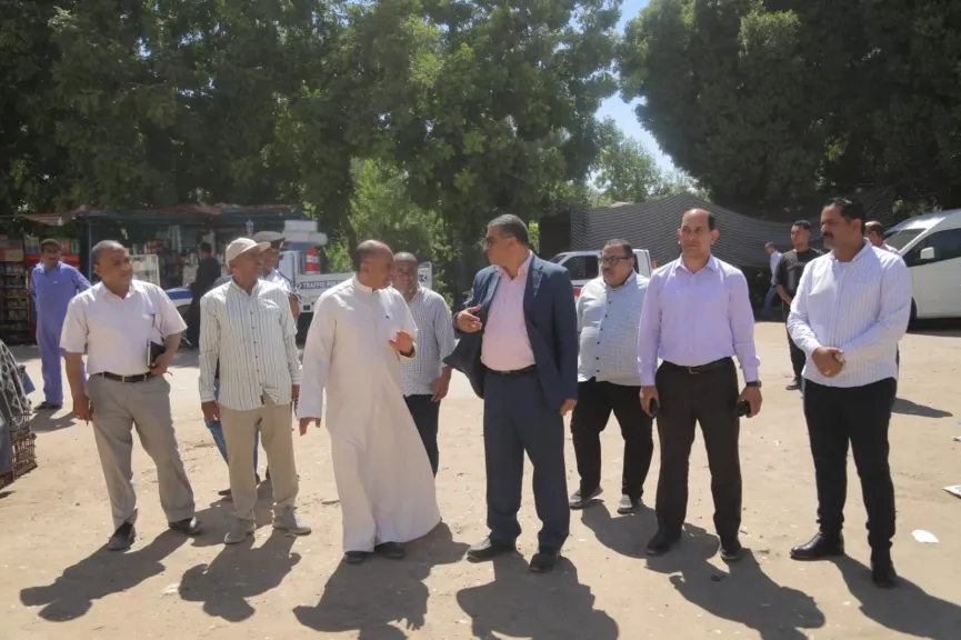 محافظ قنا يتفقد قرية المحروسة ويوجه بتطوير المدخل وإزالة الإشغالات وإعادة تنظيم موقف القرية