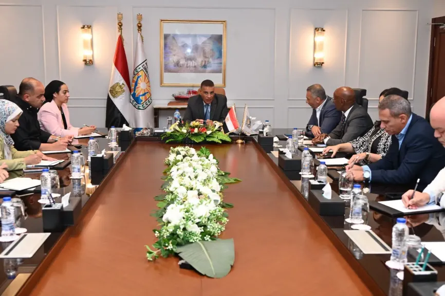 محافظ جنوب سيناء يبحث مع وفد شركة إتصالات مصر (e Egypt) التحول الرقمي والتعاون بالحلول التكنولوجية الحديثة