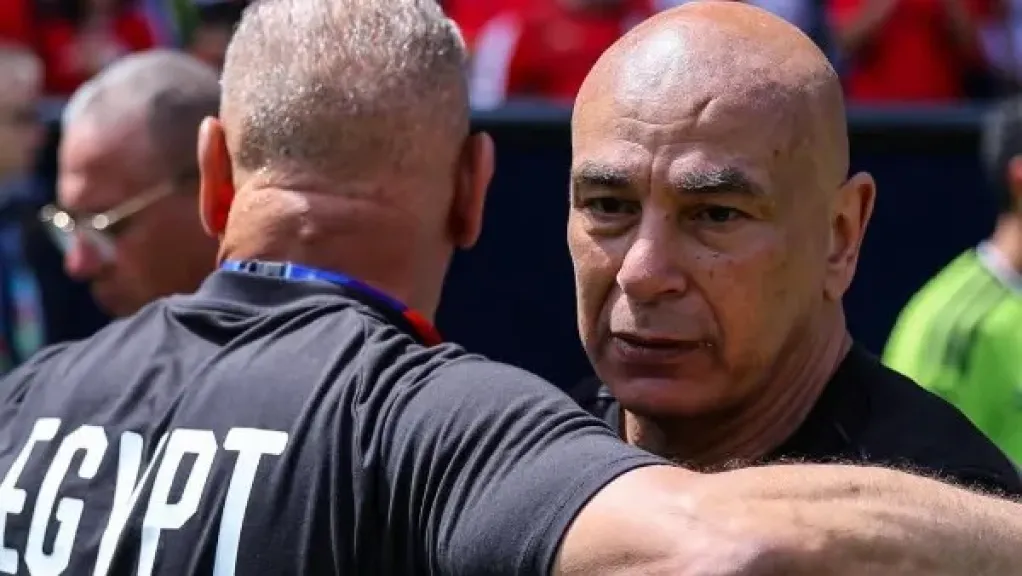 منسق منتخب مصر يكشف كواليس ما دار بين حسام وحسن واللاعبين بين شوطي مباراة نيوزيلندا.. فيديو