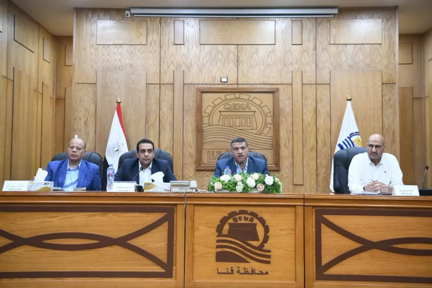 محافظ قنا يناقش الموقف التنفيذي لملفات التقنين والتصالح وإسترداد أراضي الدولة
