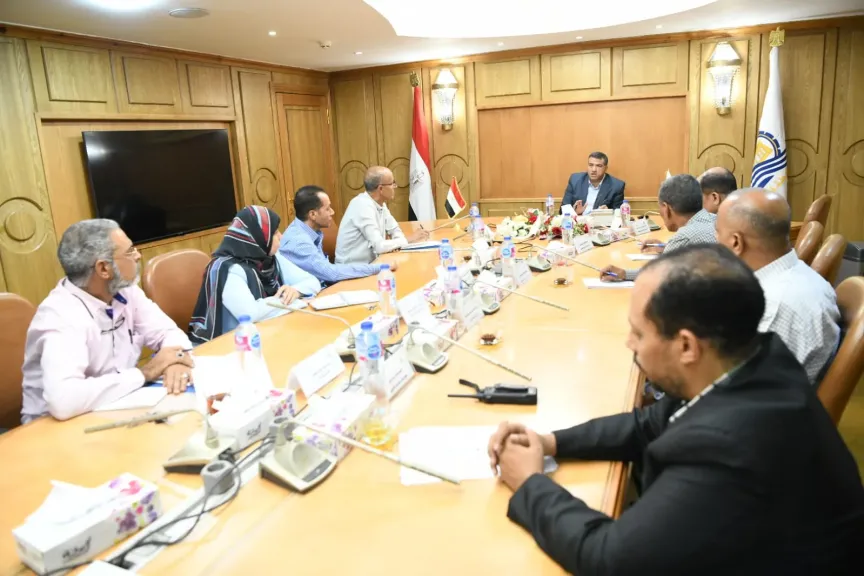 محافظ قنا يبحث تعظيم الموارد للأصول الغير مستغلة وتحويلها إلى فرص إستثمارية