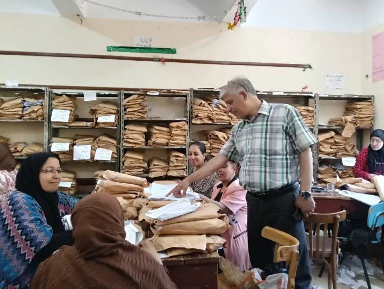 مدير تعليم قنا يتابع تصحيح ورصد درجات الشهادة الإعدادية