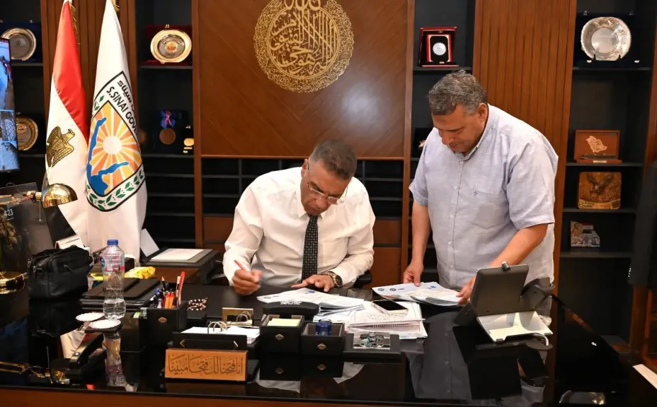محافظ جنوب سيناء يعتمد عدداً من عقود تقنين الأراضي بشرم الشيخ ويوجه بسرعة إستكمال الإجراءات