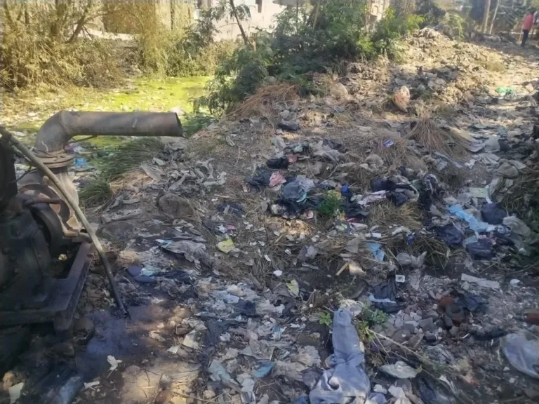 جهاز شؤون البيئة بقنا يحذر المواطنين من إلقاء المخلفات بالمجاري المائية والقانون يعاقب بالغرامة المالية والحبس