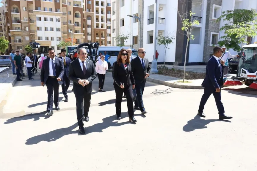 وزيرة التنمية المحلية والبيئة ورئيس شركة العاصمة يدشنان أول ثلاث ماكينات لاسترداد العبوات البلاستيكية والمعدنية دعما للاقتصاد الدائري والحد من التلوث بالعاصمة الإدارية