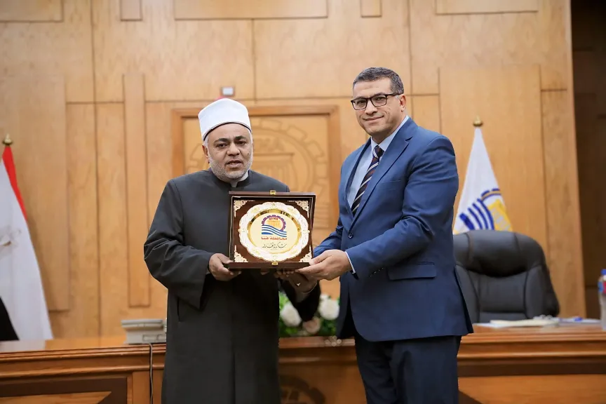 محافظ قنا يمنح درع المحافظة لرئيس منطقة قنا الأزهرية لبلوغه سن التقاعد