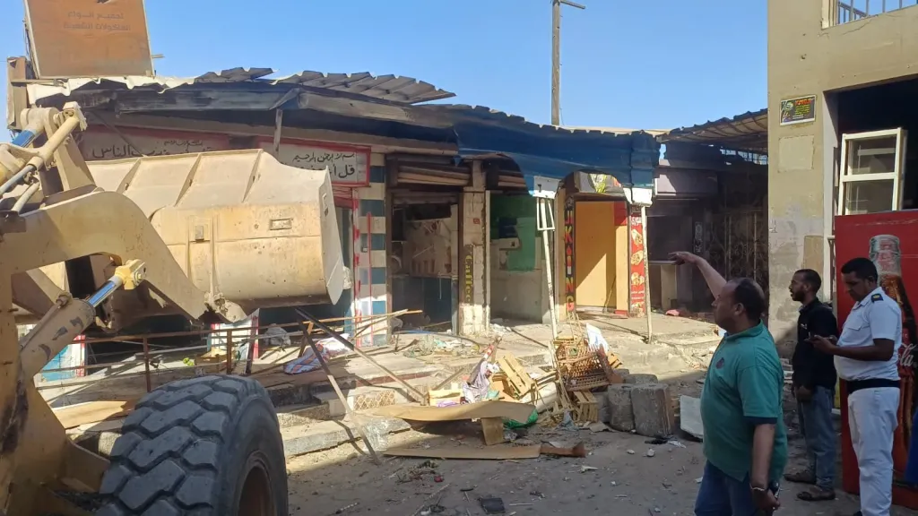 إزالة المحال القديمة بنجع حمادي تمهيداً لإنشاء بوابة ودورات مياه لخدمة المواطنين والسائقين
