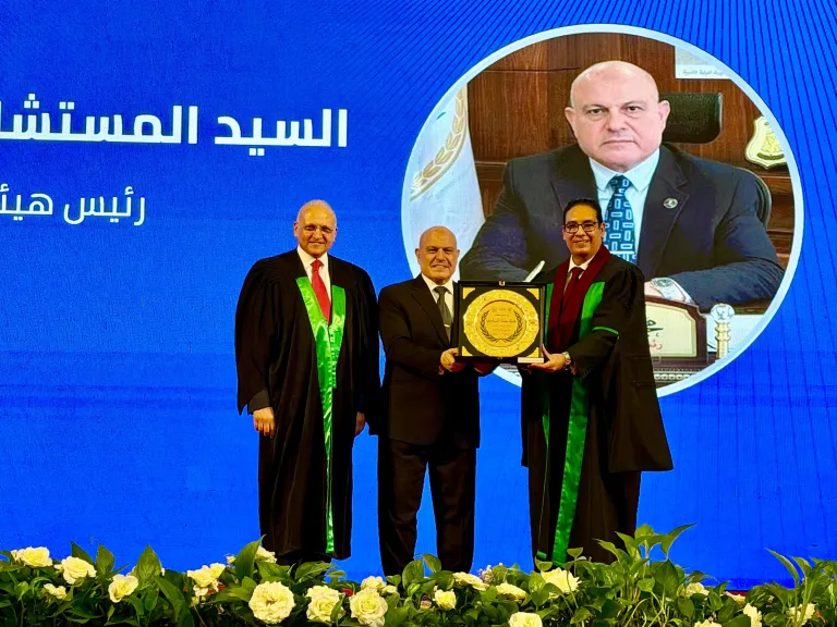 تكريم رئيس النيابة الإدارية خلال احتفالية كلية الحقوق بجامعة القاهرة