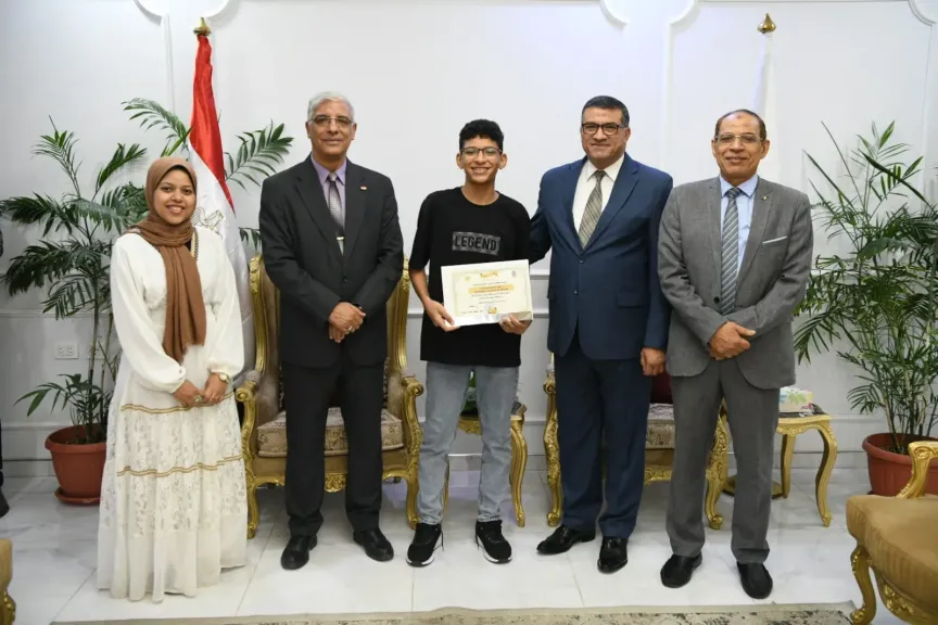 محافظ قنا يكرم أوائل الشهادة الإعدادية والتعليم المهني للصم وضعاف السمع والمكفوفين