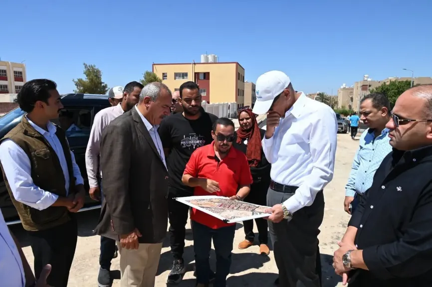 محافظ جنوب سيناء يتابع أعمال رصف حي بدر بطور سيناء ويوجه بالإلتزام بأعلى معايير الجودة