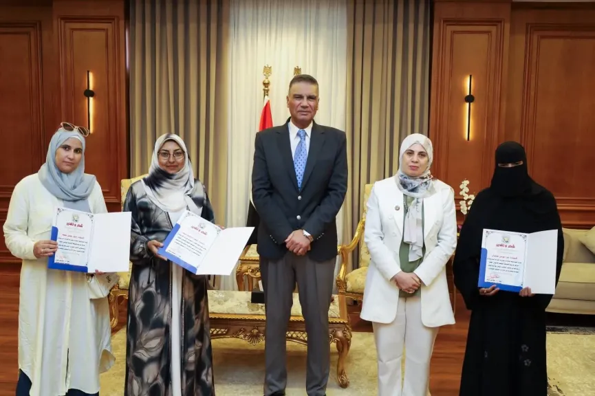 محافظ جنوب سيناء يُكرم خريجات مراكز تدريب الخياطة بالمروة.. ويشيد بدورهن في ريادة الأعمال