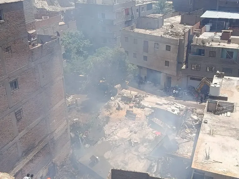 شاهد بالصور .. انهيار عقار على رجال الحماية المدنية خلال حريق في منشأة ناصر ”تفاصيل”