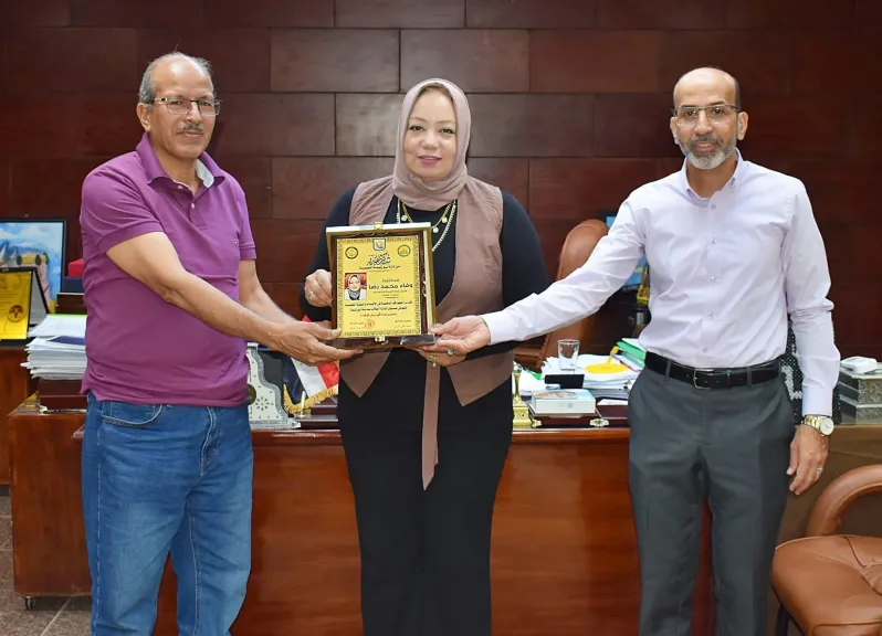 تقديراً لجهودها وإحتفالاً بنتيجة الشهادة الإعدادية.. نائب الشيوخ يمنح درع التميز لمديرة تعليم جنوب سيناء
