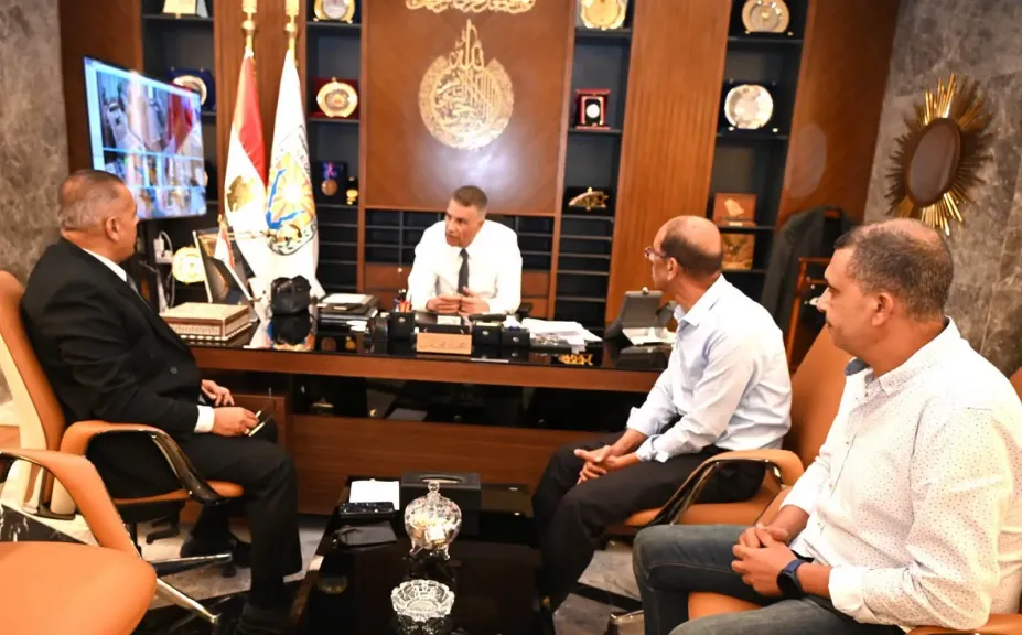 محافظ جنوب سيناء يناقش أبرز التعديلات والتيسيرات الجديدة للضريبة العقارية مع رئيس منطقة الضرائب