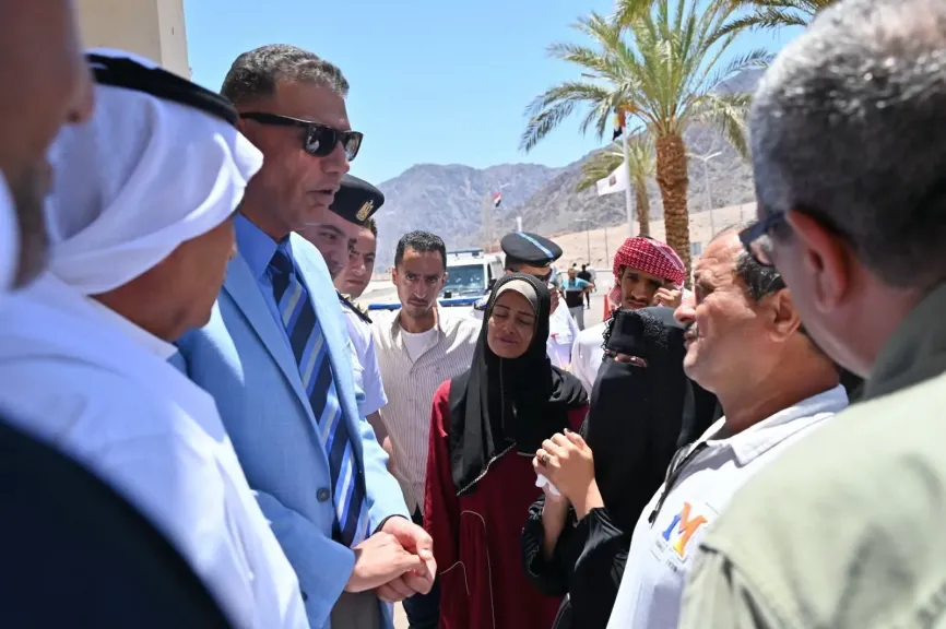 محافظ جنوب سيناء يؤدي صلاة الجمعة بمسجد الصديق بنويبع ويؤكد إستمرار التواصل المباشر مع المواطنين