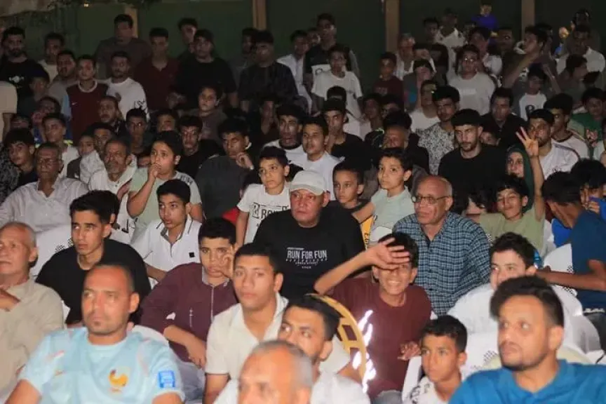 النائب فيصل أبوعريضة يهدي شاشة عرض كبيرة لمركز شباب الصف ويتوسط الجماهير لمؤازرة منتخب مصر