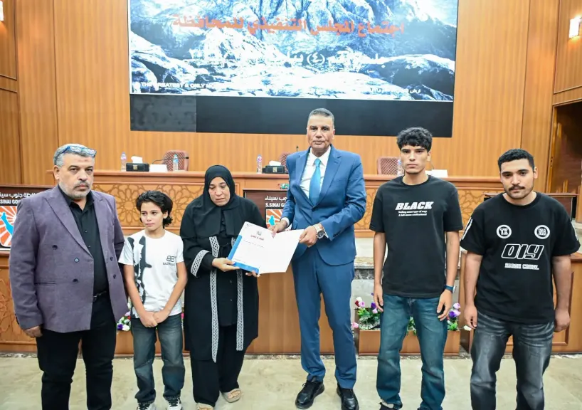 محافظ جنوب سيناء يكرم أسرة الراحل رئيس مدينة طابا ويطلق إسم الفقيد على دار المناسبات بنويبع