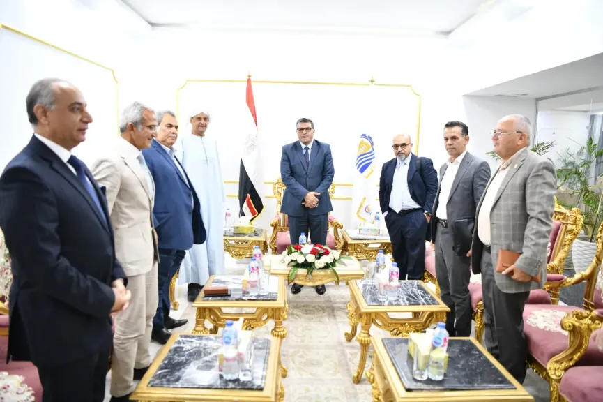 محافظ قنا يبحث تعزيز التنمية الإقتصادية الثقافية والسياحة الريفية ويطرح رؤية متكاملة لإحياء دندرة
