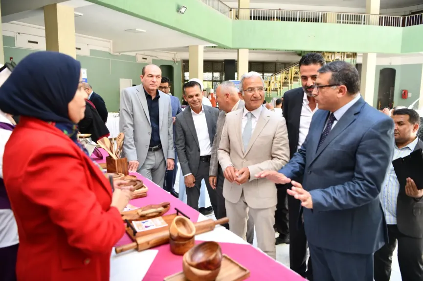 محافظ قنا يتفقد معرض الحرف التراثية ويشدد علي دعم الصناعات الحرفية وتطويرها