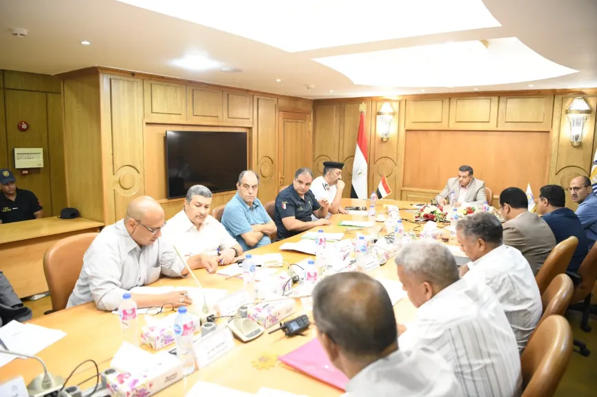 محافظ قنا يناقش الخطة الإستثمارية للعام المالي 2026/2027 ويوجه بسرعة طرح المشروعات الخدمية
